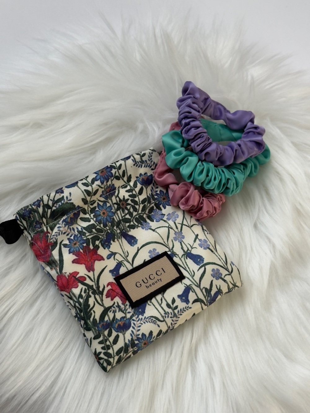 Gucci Beauty Satin Scrunchies set of 3 in floral dust mini bag New - Picture 6 of 6